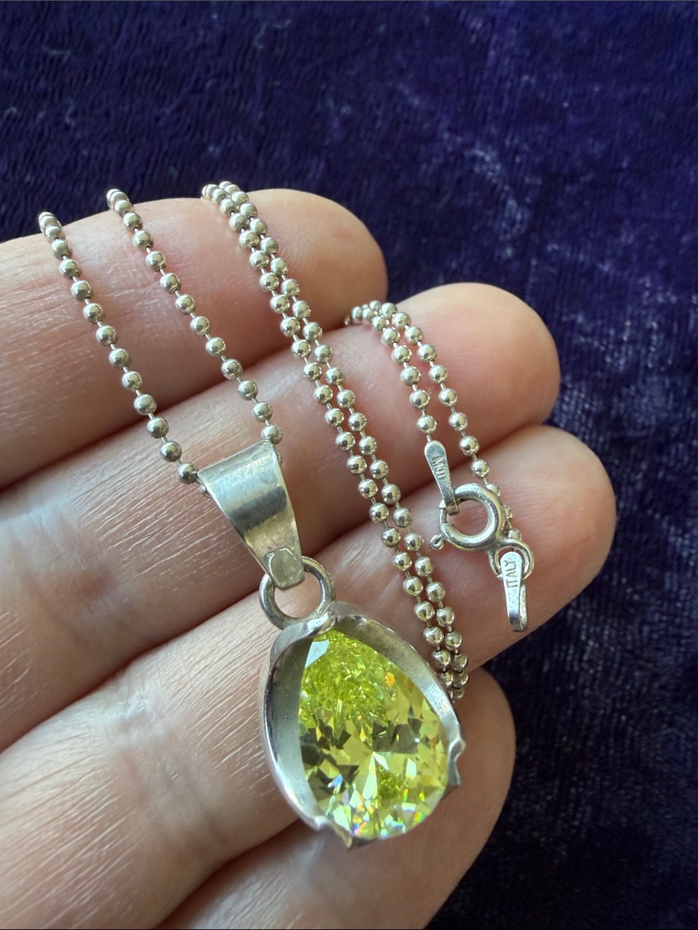 925 sterling silver necklace with large green sparkling stone - Picture 10 of 10